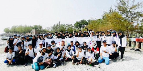 Vokasi bersama World Clean Up Day Bersihkan Pantai Kenjeran Surabaya