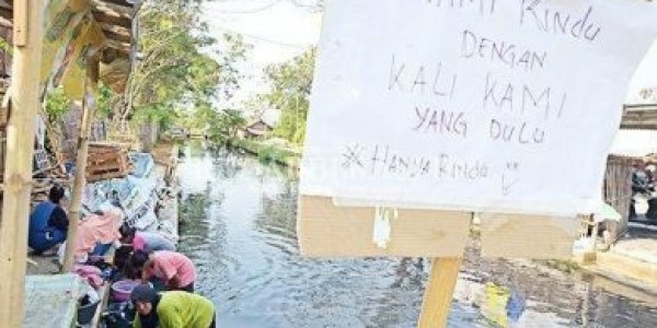 Pak Bupati, Warga Sukakarya Bekasi MCK di Sungai Bau dan Menghitam