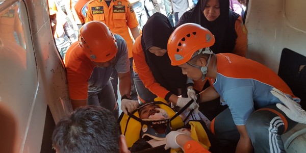 Tim Basarnas Evakuasi Korban Kecelakaan
