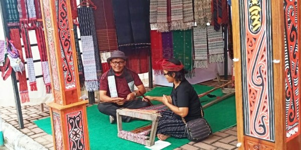 Disaat Ulos Batak Bercorak Tenun Sirat Merambat Bisnis Souvenir Toba. 