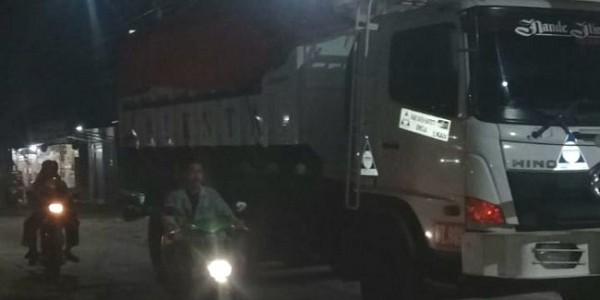 Sudah Dilarang,  Truk Tanah Masih Saja Nekat Terobos Jalan Raya Babelan