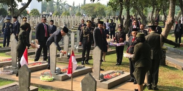 Hari Pahlawan, Jokowi-Ma'ruf Tabur Bunga di TMP