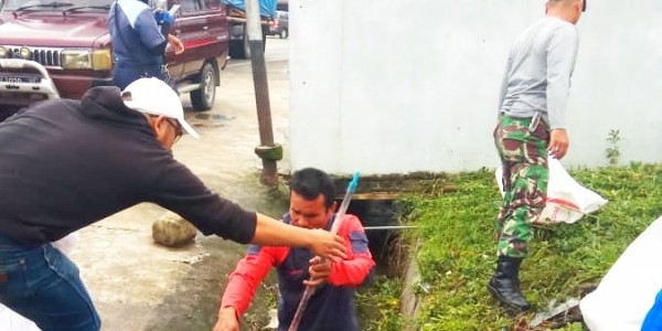 "Peduli Kebersihan Lingkungan"  Pemkab Simalungun, Dandim,Waga Dan PTAN Gotroy di Tigaraja.