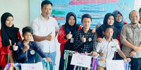 Memotivasi Belajar Anak Damping, CSR Unitomo Hibahkan Sepeda dan Alat Tulis