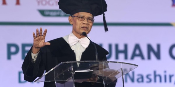 Dua Penulis Siluman Melawan Satu Guru Besar