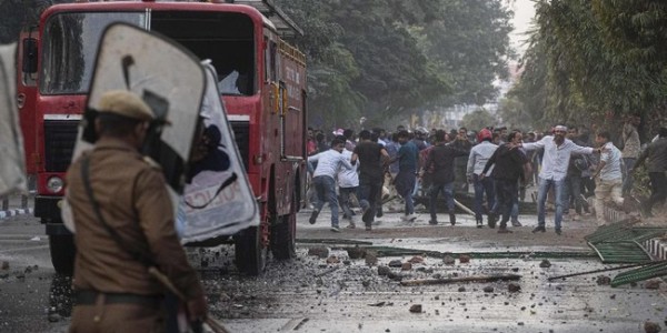 Aksi Unjuk Rasa Ricuh, Massa Bakar 15 Bus dan Rusak Enam Stasiun KA