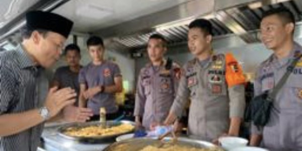 Tinjau Korban Banjir, Hidayat Bagikan Sarapan Pagi