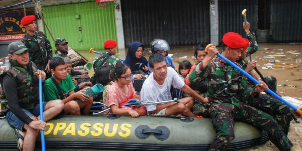 Kopassus Evakuasi Korban  Banjir