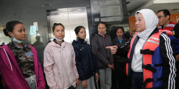 Menaker Ida Fauziyah Evakuasi 20 Pelajar Magang Korban Banjir