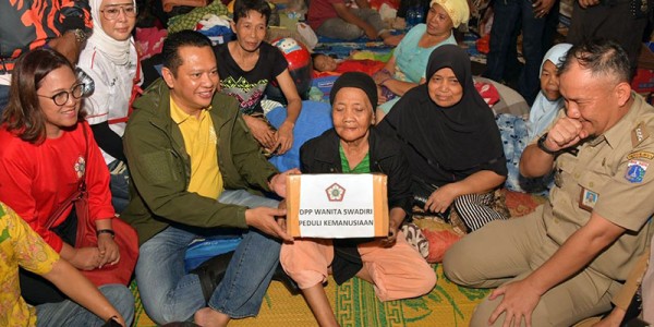 Ketua MPR RI Bambang Soesatyo Salurkan Bantuan Korban Banjir Pengadegan