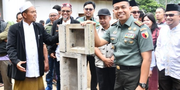 Danrem Zainuddin Ajak Santri Tanam Ribuan Pohon Pepaya
