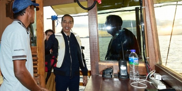 Naiki Kapal Phinisi, Presiden Tinjau Kesiapan Wisata Bahari di Labuan Bajo