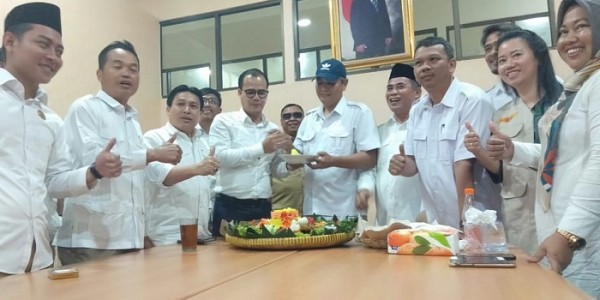 Rayakan Ulang Tahun Partai, Fraksi Gerindra Bekasi Potong Tumpeng