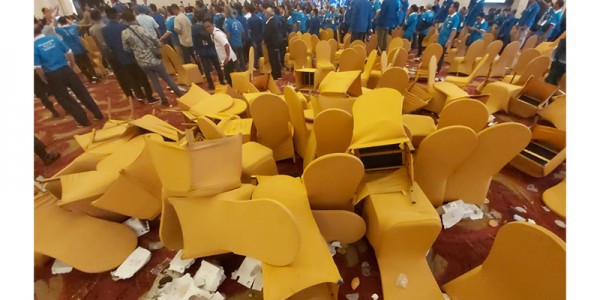 Kongres PAN Ricuh, Peserta Saling Lempar Kursi
