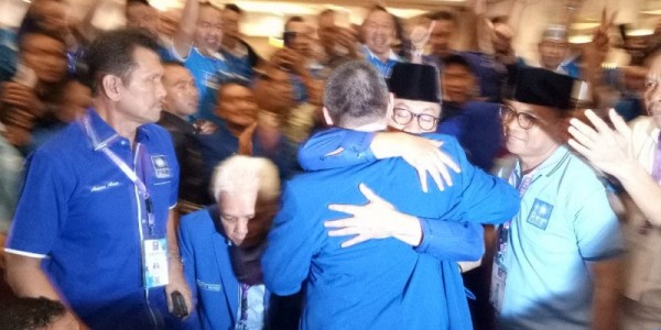 Sempat Ricuh, Mulfachri-Zulkifli Akhiri Kongres dengan Pelukan