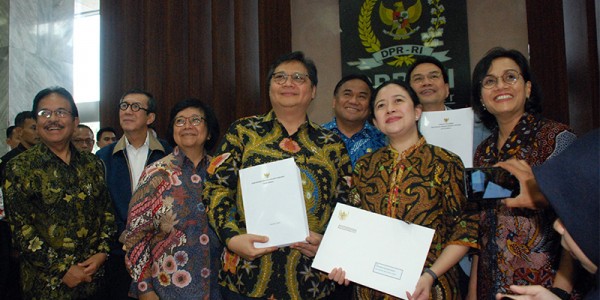 Menko Perekonomian Serahkan Draf RUU Omnibus Law Cipta Kerja Ke DPR
