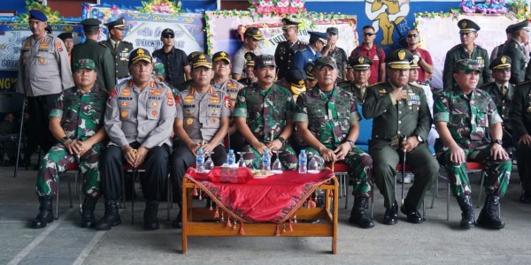 Panglima TNI Hadiri Upacara Militer Pelepasan Jenazah Kecelakaan Helikopter Mi-17