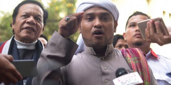 Novel Duga Pelempar Rumah Ketua PA 212 Dilakukan Pendukung Koruptor Yang Panik
