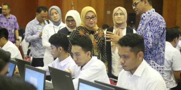 Menaker Ida Fauziuah Tinjau Ujian CPNS Kemnaker