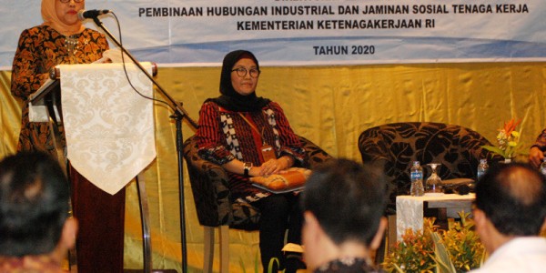 Menaker Ida Fauziyah Buka Raker Kadisnaker Se-Indonesia