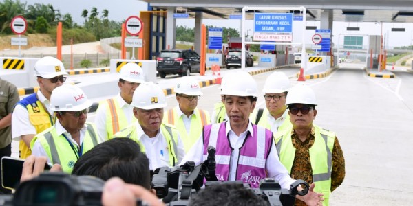 Presiden Jokowi Tinjau Ruas Tol Pekanbaru-Dumai Seksi 1