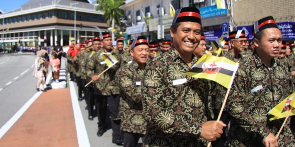 Ratusan WNI Ikut Pawai Hari Kebangsaan ke-36 Negara Brunei Darussalam
