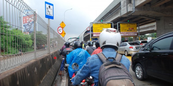 Sepeda Motor Lewat Jalan Tol Becakayu.