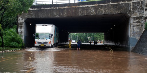 Underpass Cawang Banjir Satu Meter
