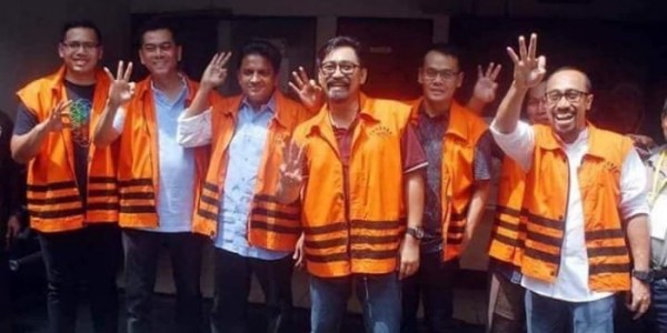 Koruptor Gunduli Saja