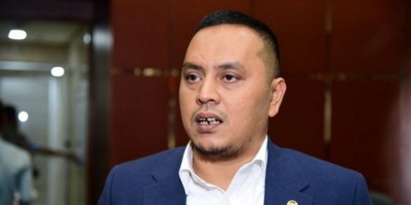 NasDem: Spanduk Omnibus Law Sikap dari Pengecut