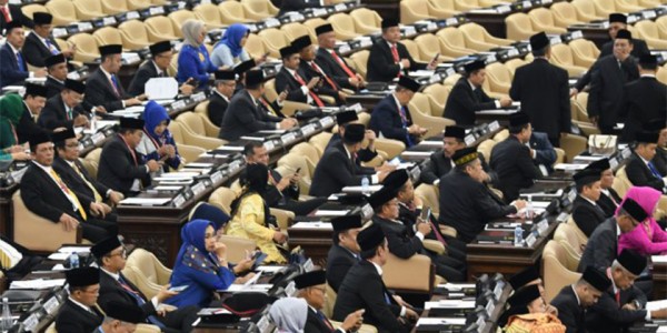 Demi Corona, Para Wakil Rakyat Diimbau Tak 'Main' ke Luar Negeri