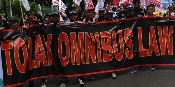 Mereaksi Omnibus Law