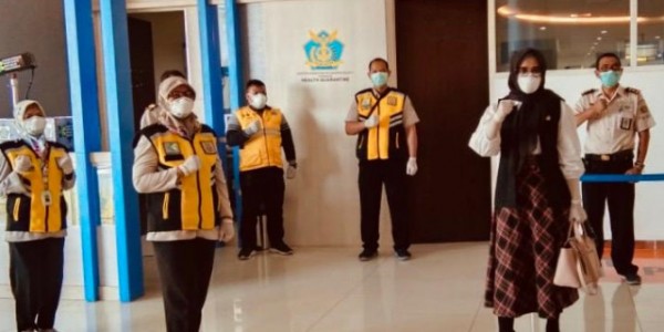 Anggota DPD Evi Zainal Abidin Sayangkan Petugas Bandara Juanda Tak Di Lengkapi Alat Pelundung Diri  (APD).)