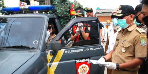 Petugas Himbau Warga Beraktivitas Dirumah Cegah Covid 19