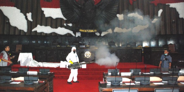Antisipasi Corona, DPR Semprot Disinfektan Ruang Paripurna