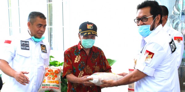 Ketua Komite II DPD RI Yorrys Serahkan Bantuan Sembako