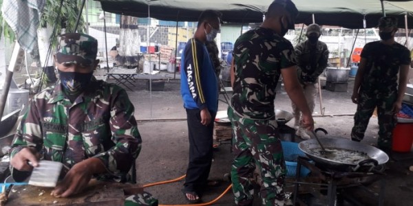Demi Warga, Lapangan Tenis Internasional Disulap Jadi Dapur Umum