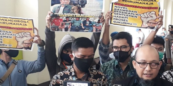Aktivis Bagikan Masker 'Adili Novel Baswedan' di Sidang Kasus Penyiraman