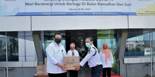 Dharma Wanita Kemenkop Gelar Bakti Sosial Bagi-Bagi Paket Sembako