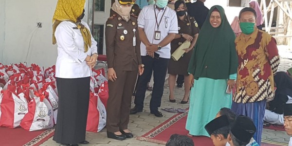 Kejari Bersama BTN Bagikan 500 Paket Sembako