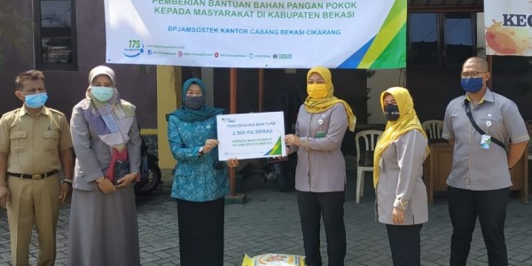 Serahkan 5 Ton Beras Ke PKK dan DPRD, Achmad Fatoni: Semoga Bermanfaat Bagi Warga