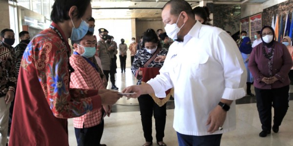 Beri Tali Asih 947 Pegawai DPD RI, Ketua DPD LaNyala Apresiasi Kinerja Kesekjenan