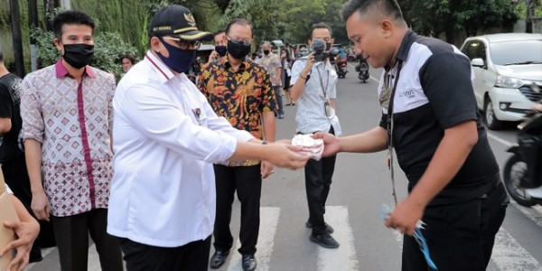 Ajak Pelaku UMKM dan Masyarakat Taat Protokol Kesehatan, Kemenkop Bagikan Masker Gratis