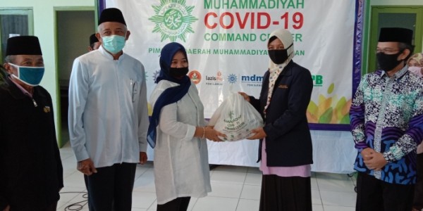 Muhammadiyah Sleman Bagikan 3000 Paket Sembako Untuk Guru dan Karyawan