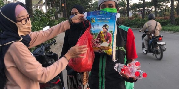 Mahasiswi STIAMI Bekasi Bagikan Beras Kepada Warga Terdampak Covid-19