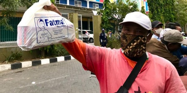 Fatma Foundation Bagikan Ribuan Paket Sembako kepada Sopir Angkot