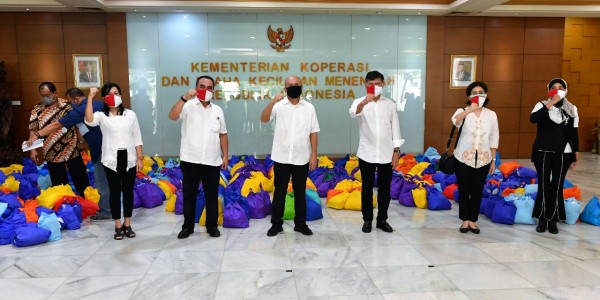 IKA ITS Sumbangkan Seribu Paket Sembako kepada UMKM Terdampak Covid-19