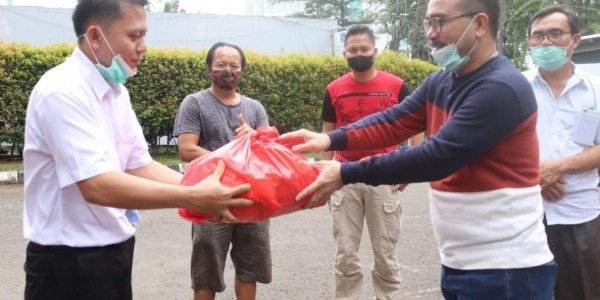 Firman Jaya Daeli Berbagi Sembako untuk Warga Jabar