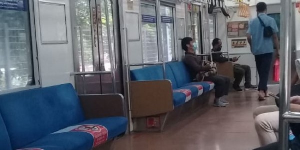 Normal Baru di KRL, Penumpang Dilarang Bicara dan Telepon