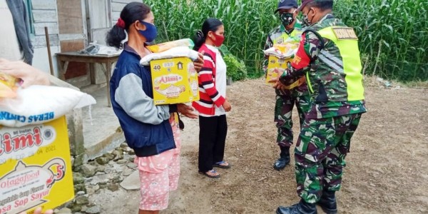 Koramil 11 Parapat Berbagi Kasih Dengan Warga Terdampak Covid-19